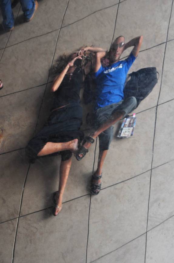 Brincando com o reflexo distorcido, no 'feijão' do parque Millenium, em Chicago, Illinois, nos Estados Unidos